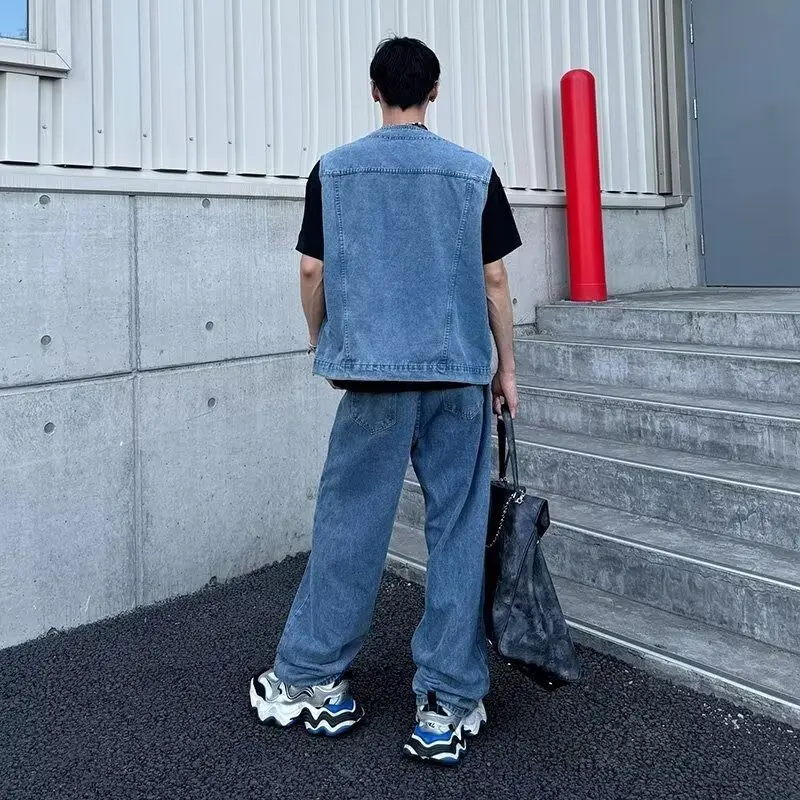 

Мужской комплект из 2 предметов в дерзком уличном стиле: джинсовый жилет и брюки прямого кроя с цветовыми блоками. Модный, универсальный, новинка сезона весна-осень.