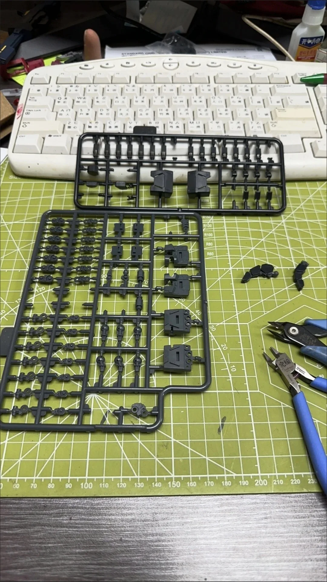 MJDL Model 1/60 PGU Five Fingers Modeling Hand Toys Assembled Model Parts Package Robot Action Figure Plastic Model Kits