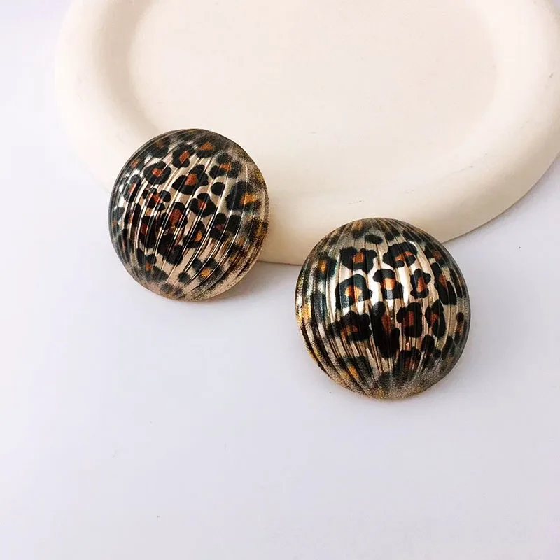 Fashion Round Metal Earrings for Women Fashion Gold-plated Shell-shaped Retro Punk Earrings Elegent Female Jewelry