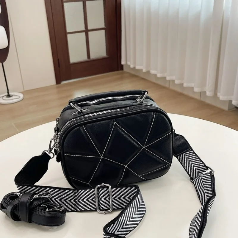 

Стильная женская сумка в корейском стиле с жесткой структурой | Сумка 3-в-1: через плечо, на плечо и в руку | Модная дизайнерская сумочка для женщин