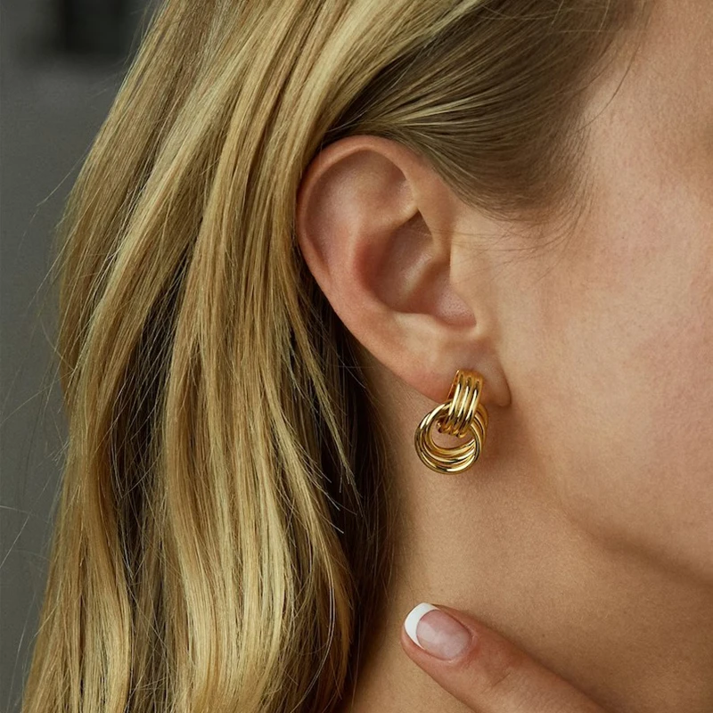 Pendientes de tuerca pequeños de tres capas con nudo vintage para mujer, chapados en oro, de acero inoxidable, con diseño de círculo retorcido, joyería punk.