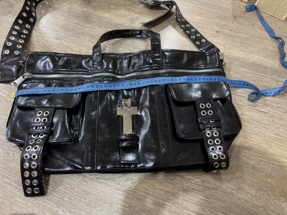 Vintage Distressed Tote Bag mit Kreuznieten, Große Unisex Umhängetasche, Reißverschluss-Handtasche aus Cracked PU für Damen – Detail 1