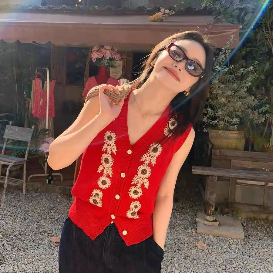 

Gagarich Fashion 2025 Small Fragrant Style New Knitted Korean Version Cardigan Vest Embroidered Sleeveless Slimming Loose Top
