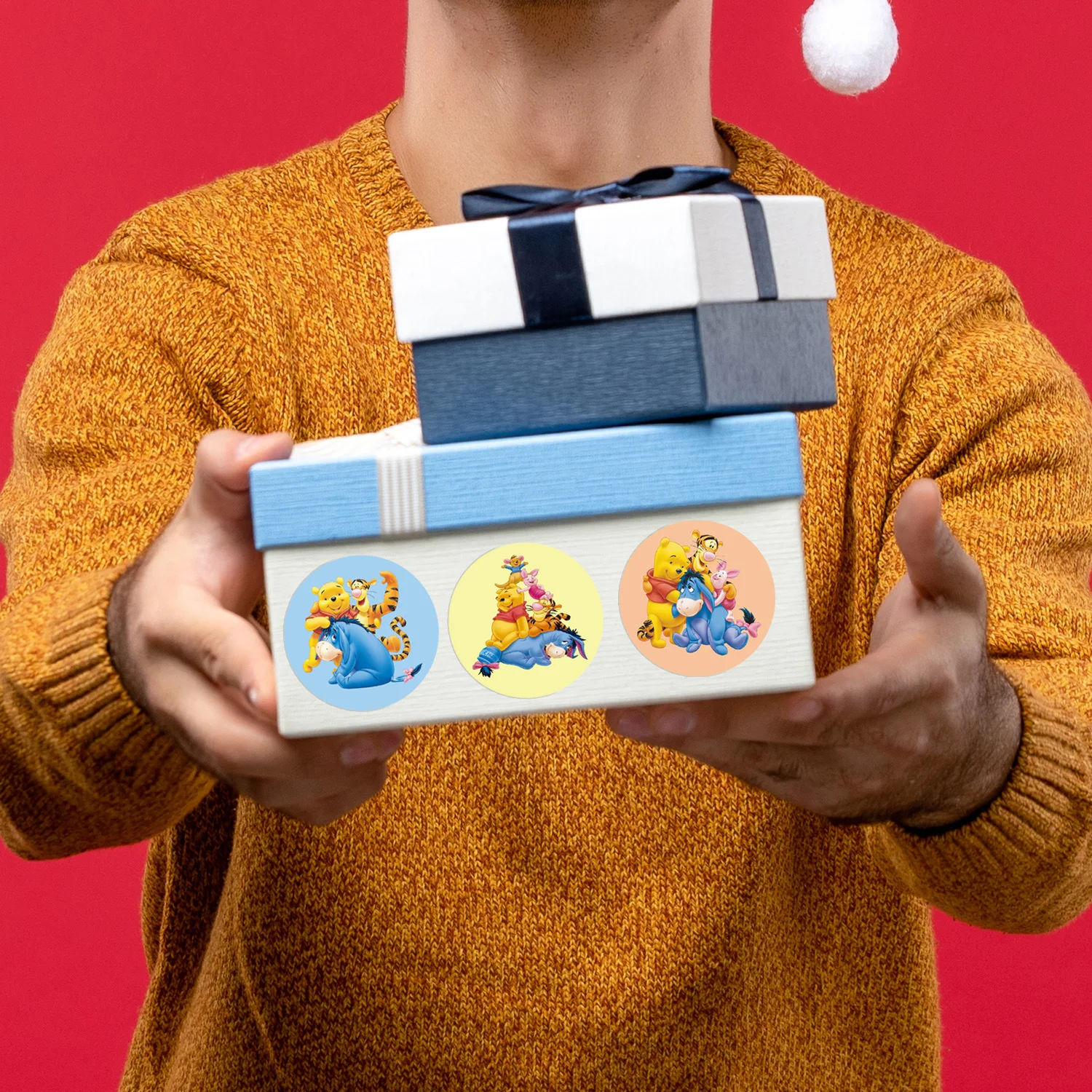 500 uds/rollo de pegatinas de Winnie de Disney The Pooh, pegatinas bonitas de dibujos animados de Sanrio, pegatinas para caja de regalo de Navidad, regalo de Feliz Año Nuevo 2025