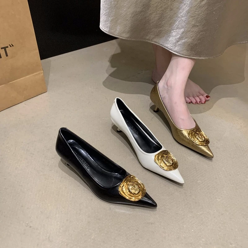 Printemps automne nouveau Sexy rétro mi talon chaussures simples femmes bout pointu métal fleur décoré talon mince confortable femmes chaussures