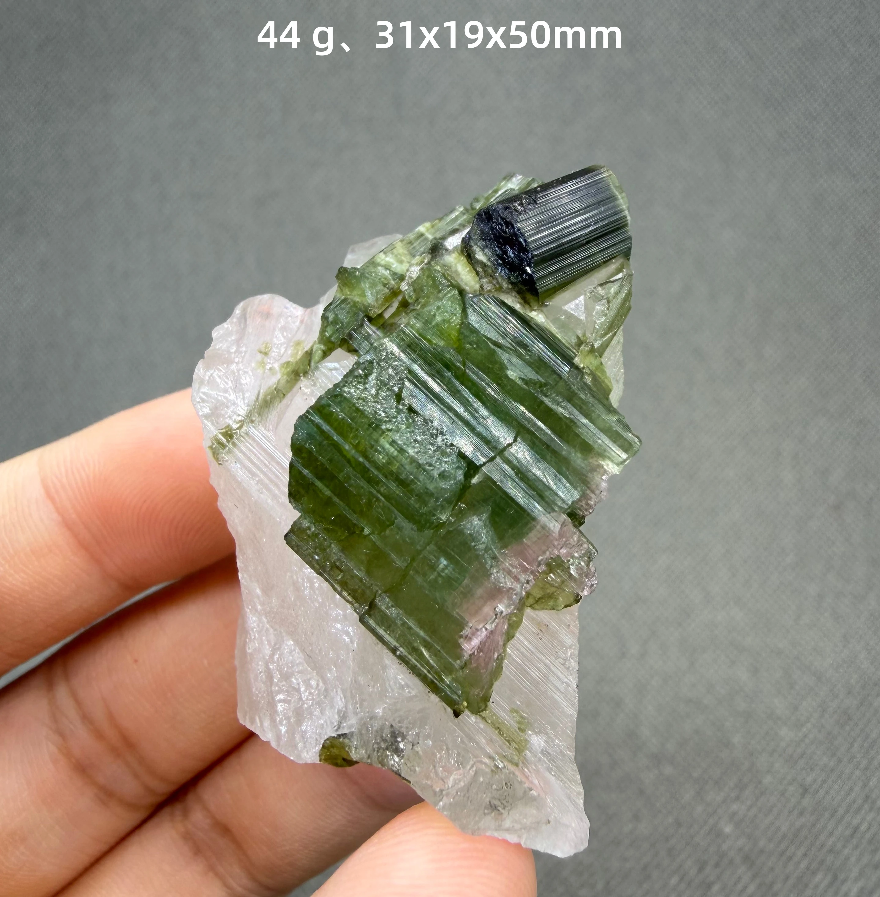 Cristal de tourmaline verte naturelle du Brésil, cluster de verdelite, spécimen minéral prismatique