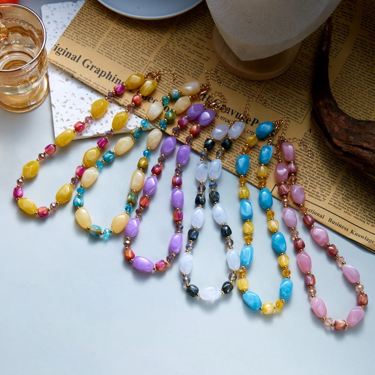Französische Retro-Halskette mit sanften, farbenfrohen Kristallharzperlen für Damen und Herren, Hippie-Stil, unregelmäßige Perlen, Choker, Reiseschmuck – Detail 22
