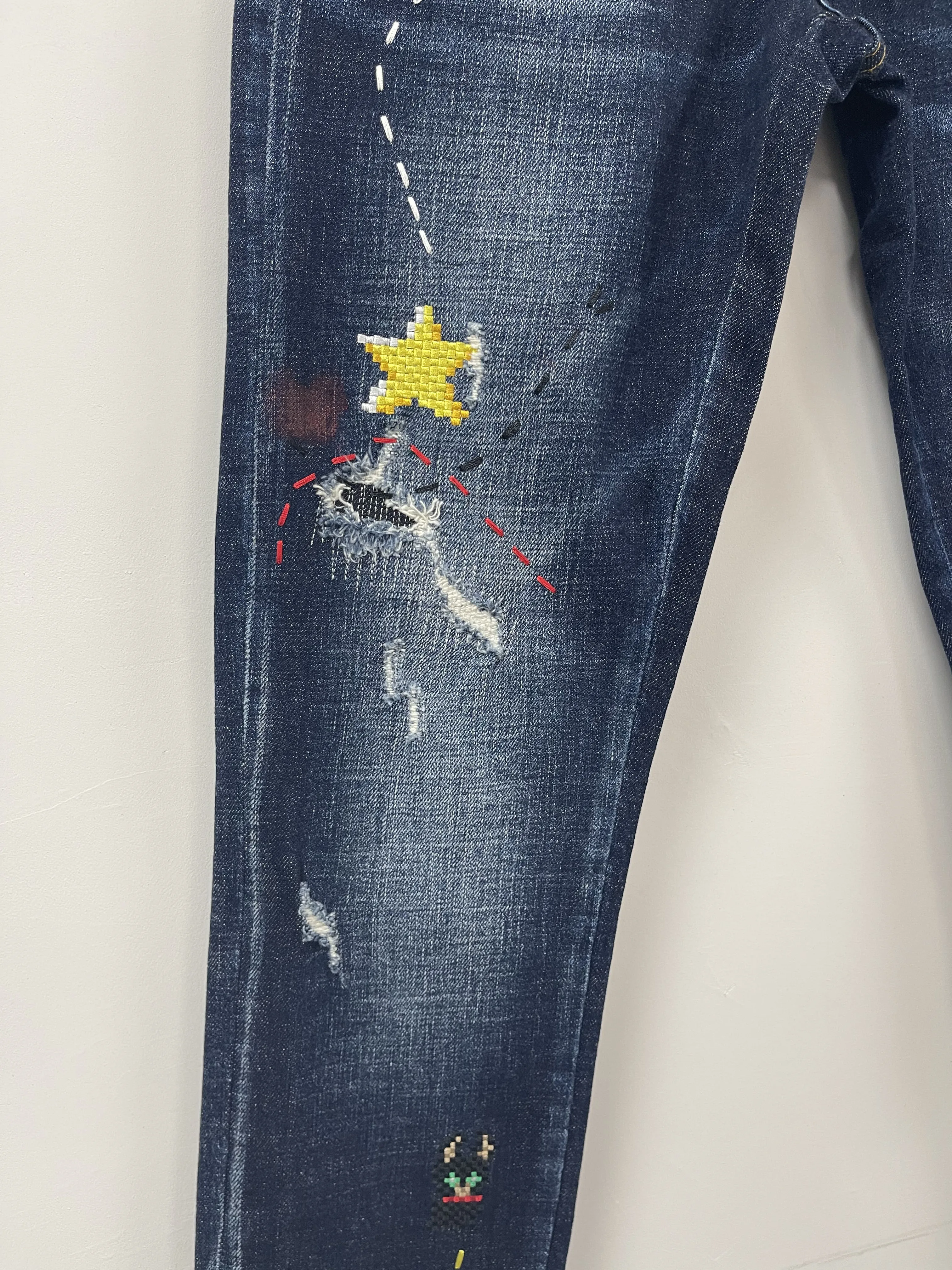 2024 Spring/Summer New Water Wash Worn Hole Patch Paint 3D Cutting Small Feet D2 Jeans for Men