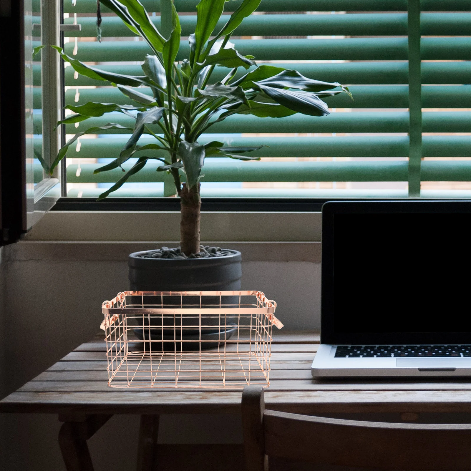 

Nordic Style Iron-Art Wire Basket with Handle Portable Lightweight Household Storage Basket for Fruits Snacks Vegetables