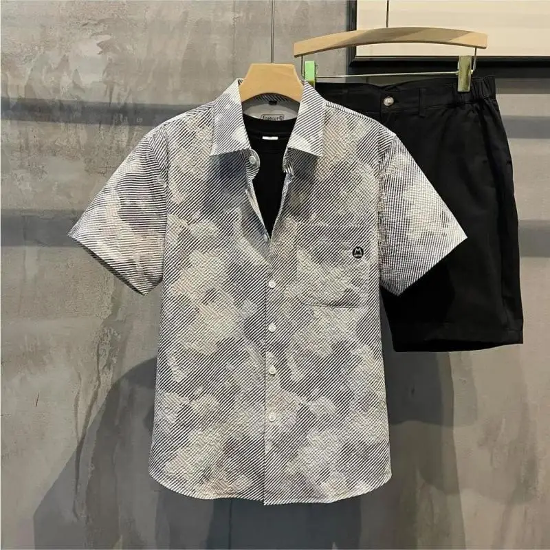 2024 New Summer Chic and Fashionable Polo Collar Camouflage Plaid Pattern Trendy Men\'s Casual Slim Fit Short Sleeved Shirt