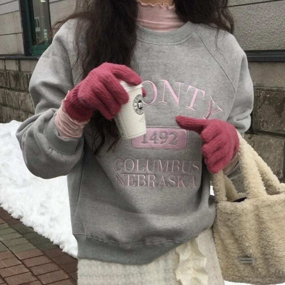 Chic Autunno Inverno Fce Foderato Lungo Sve Lettera Ricamata Felpa da Donna Design Vintage Senso Rosa Riduzione dell'età