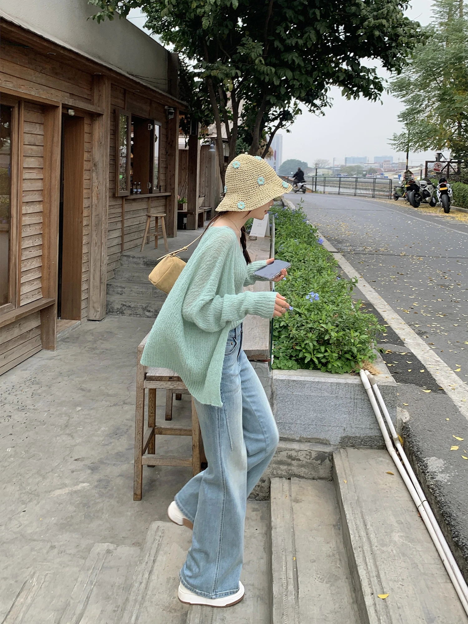 

Весенние синие джинсы женские свободного кроя, прямые, расклешенные, повседневные, из смесового хлопка, стрейч-деним, мягкие, с эффектом потертости