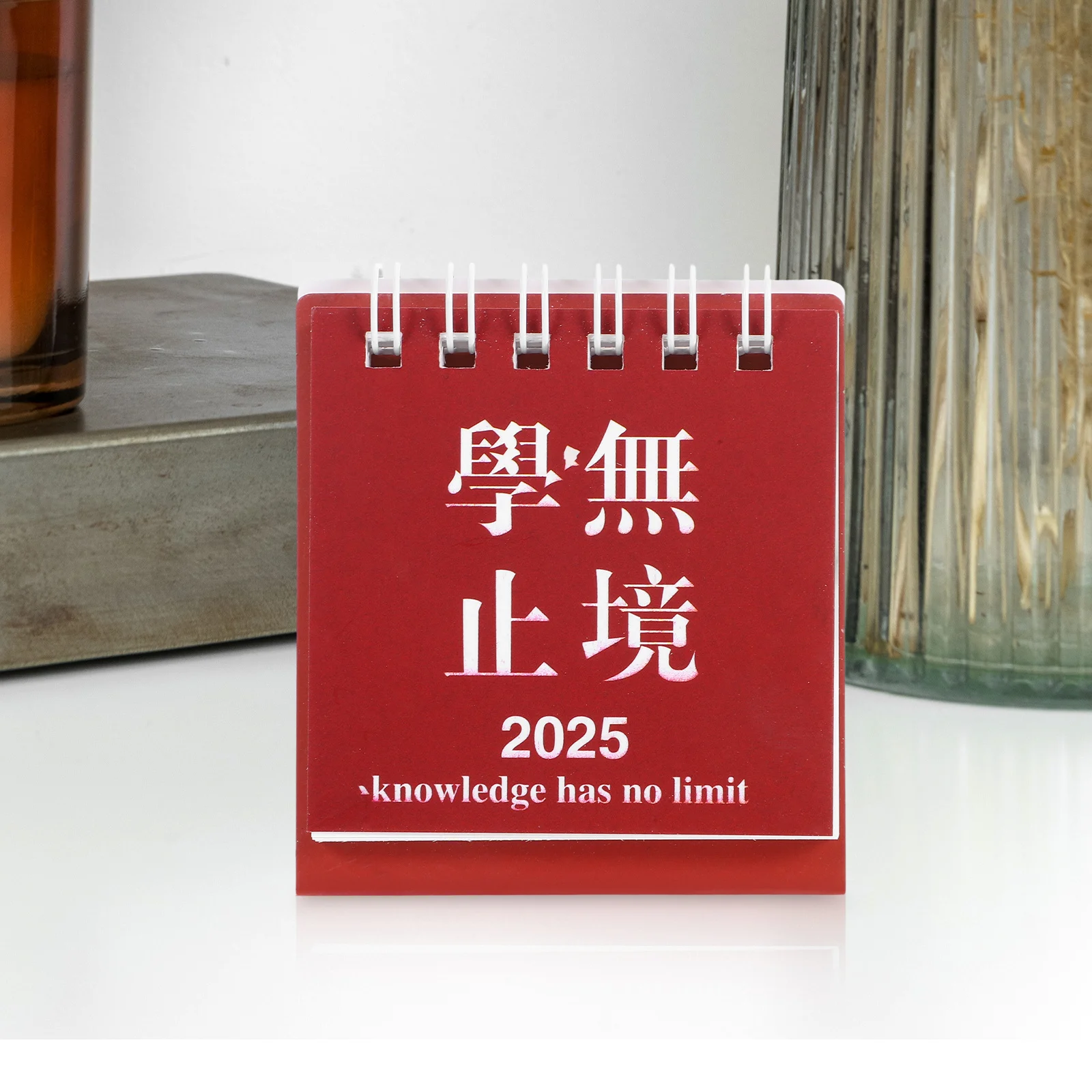 مكتب صغير 2025 تقويم صغير لسطح الطاولة ديكور مكتب جمالي مخطط سطح المكتب للنساء المعلم تقويم لطيف للفصول الدراسية