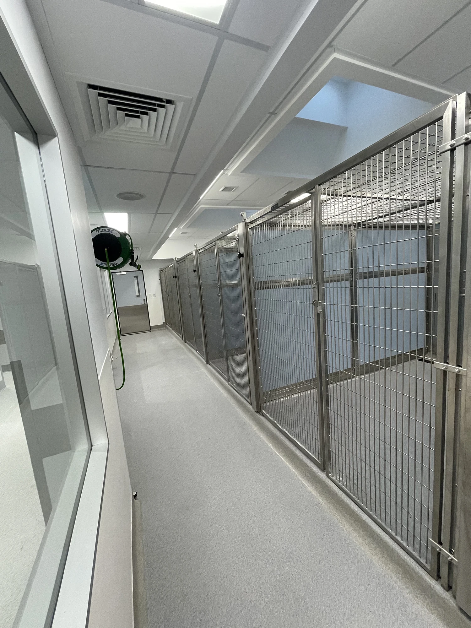 Isolated and Easy to Clean Indoor Kennel Bank Professional Custom Size/material Large Cages Kennel