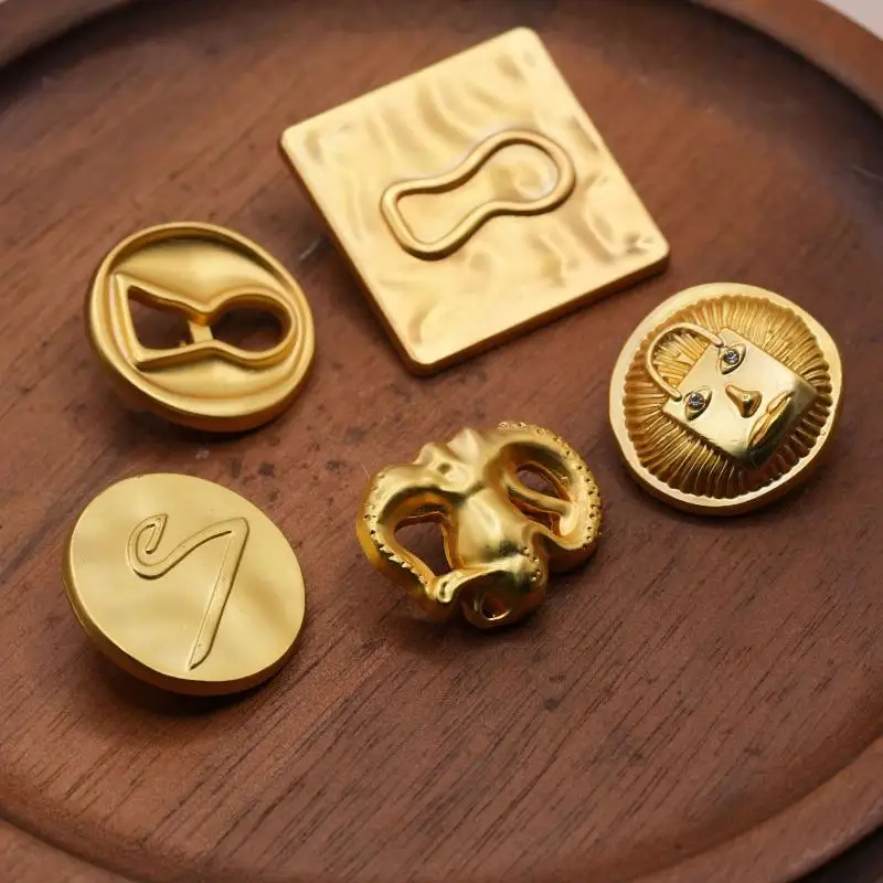 (.) Vintage Metal Button Artistic Eye Heart Shaped Decorative Buttons For Clothing Bags DIY Craft Accessories