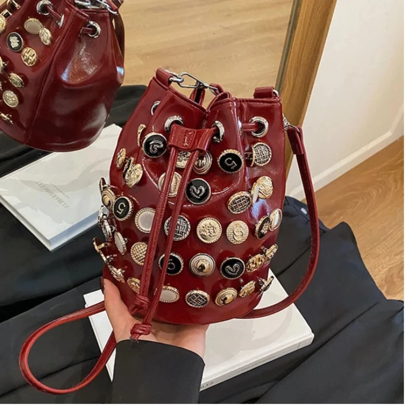 

Женские сумки через плечо в стиле панк, новинка 2023 года, модная женская сумка через плечо с заклепками, роскошная женская сумка-ведро высокого качества, милая женская сумка-ведро