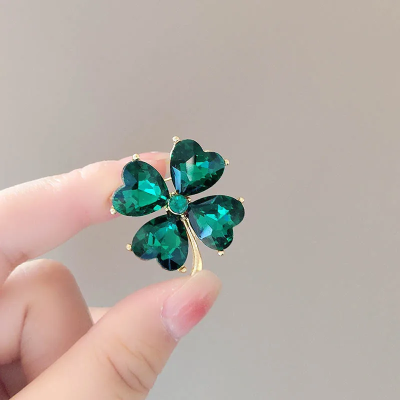 คริสตัลสีเขียวฝัง Lucky Four-Leaf Clover เข็มกลัดผู้หญิงเสื้อสูท Corsage COLLAR PIN