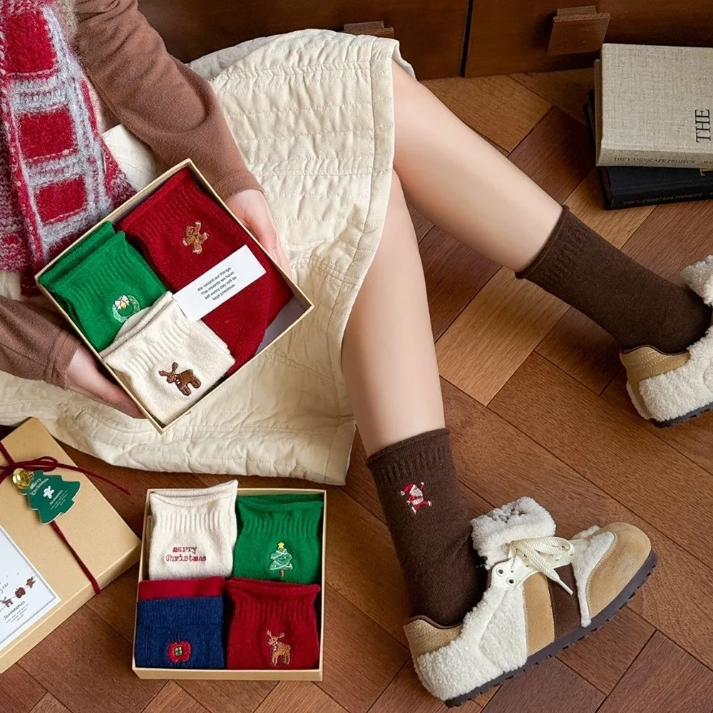 Un par/una caja de medias navideñas de diseño bonito, calcetines cómodos de media pantorrilla con dibujos animados, calcetines cálidos festivos de invierno, regalos de navidad