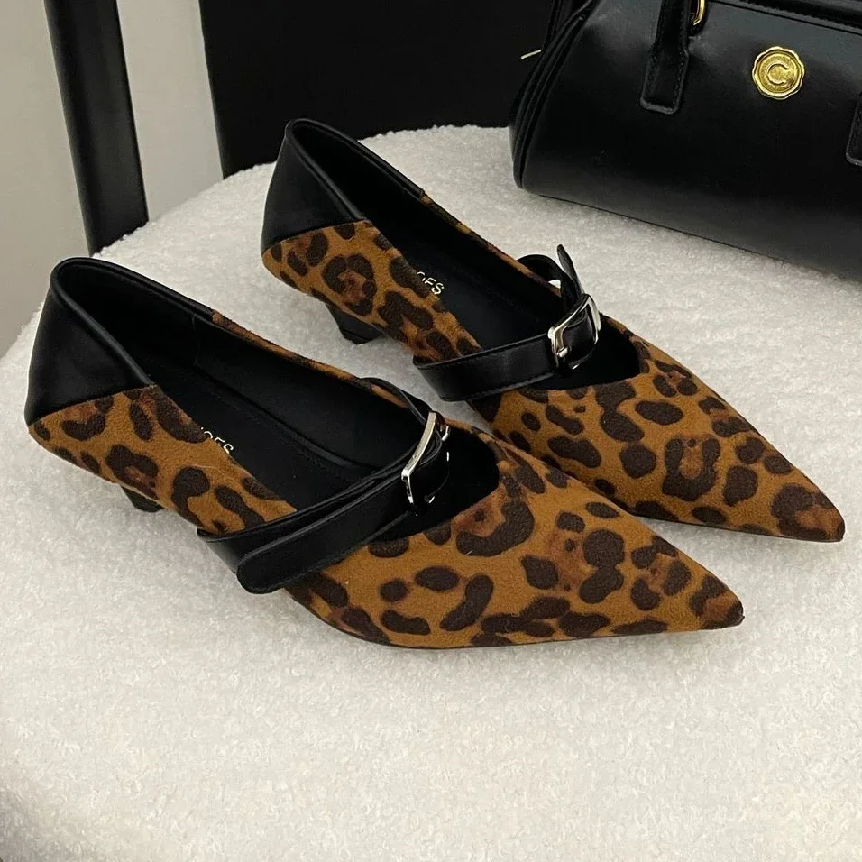 

Туфли-лодочки женские замшевые, заостренный носок, низкий каблук, Леопардовый принт, ремешок, пряжка, ретро, модная дизайнерская обувь Мэри Джейн