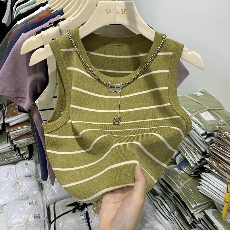 Il nuovo gilet da donna indossa una camicia inferiore senza maniche in maglia corta con temperamento a bordo largo a righe