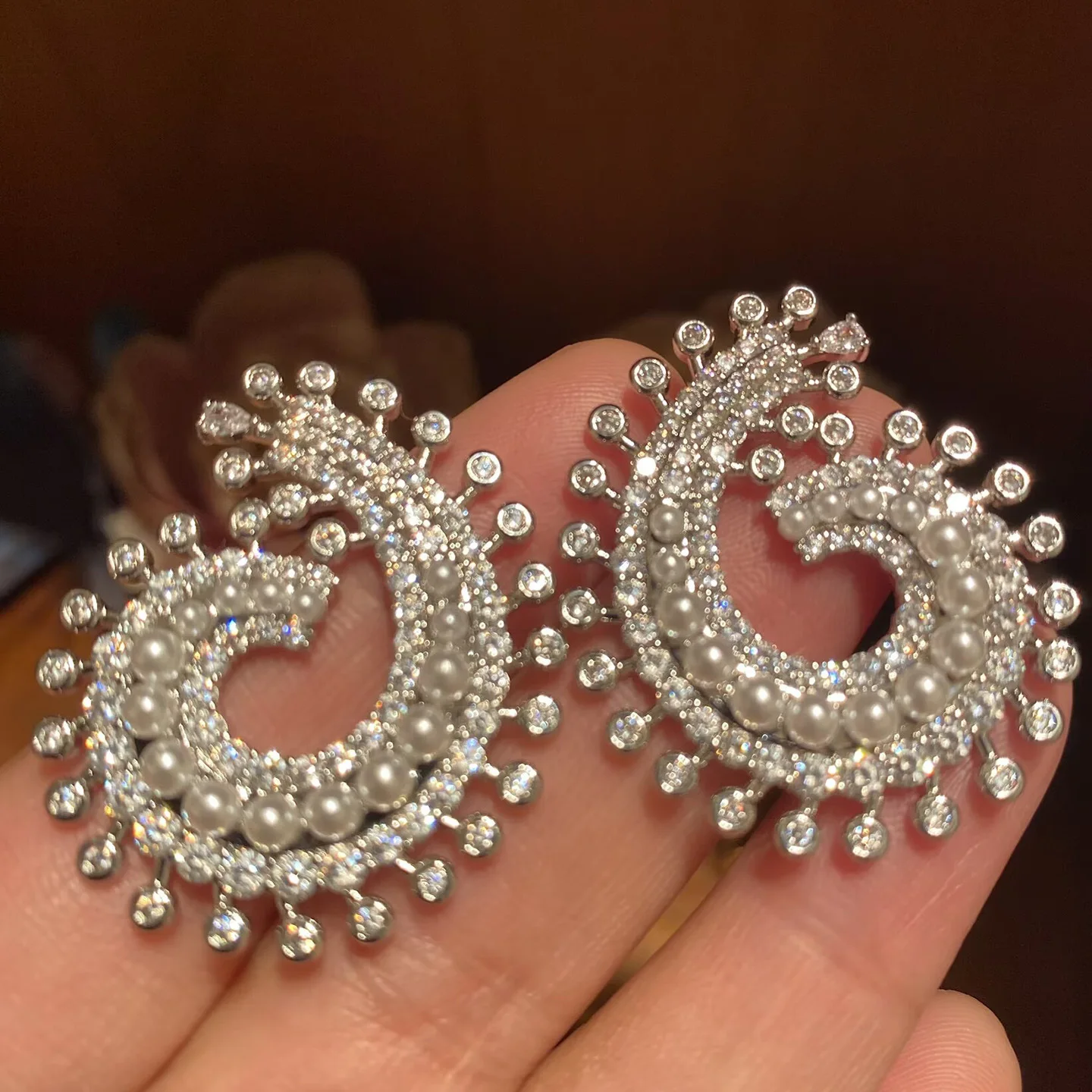 

Женские серьги с микроинкрустацией цирконом, сверкающие жемчужные волнистые цветочные серьги 2026