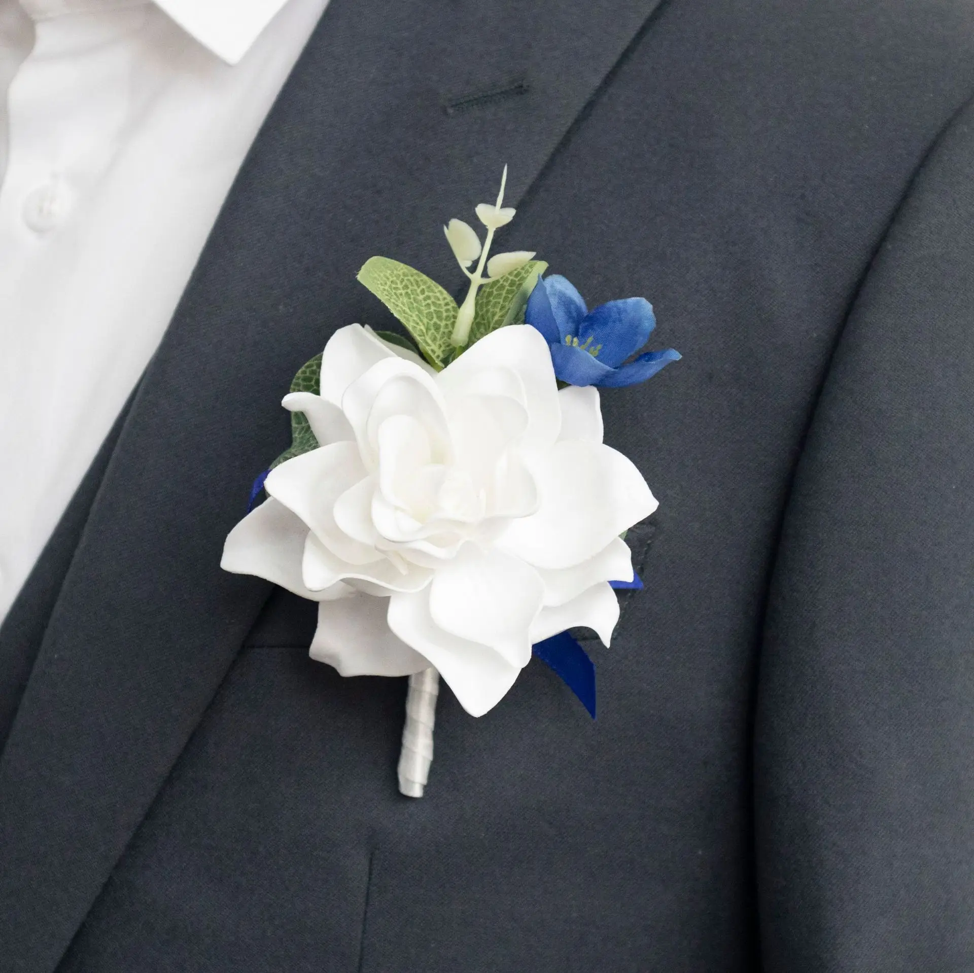 1Pcs Rustic Wedding Boutonniere Groom Groomsman Corsage Pin Faux Flower Lapel Pin for Wedding Party Banquet Decor