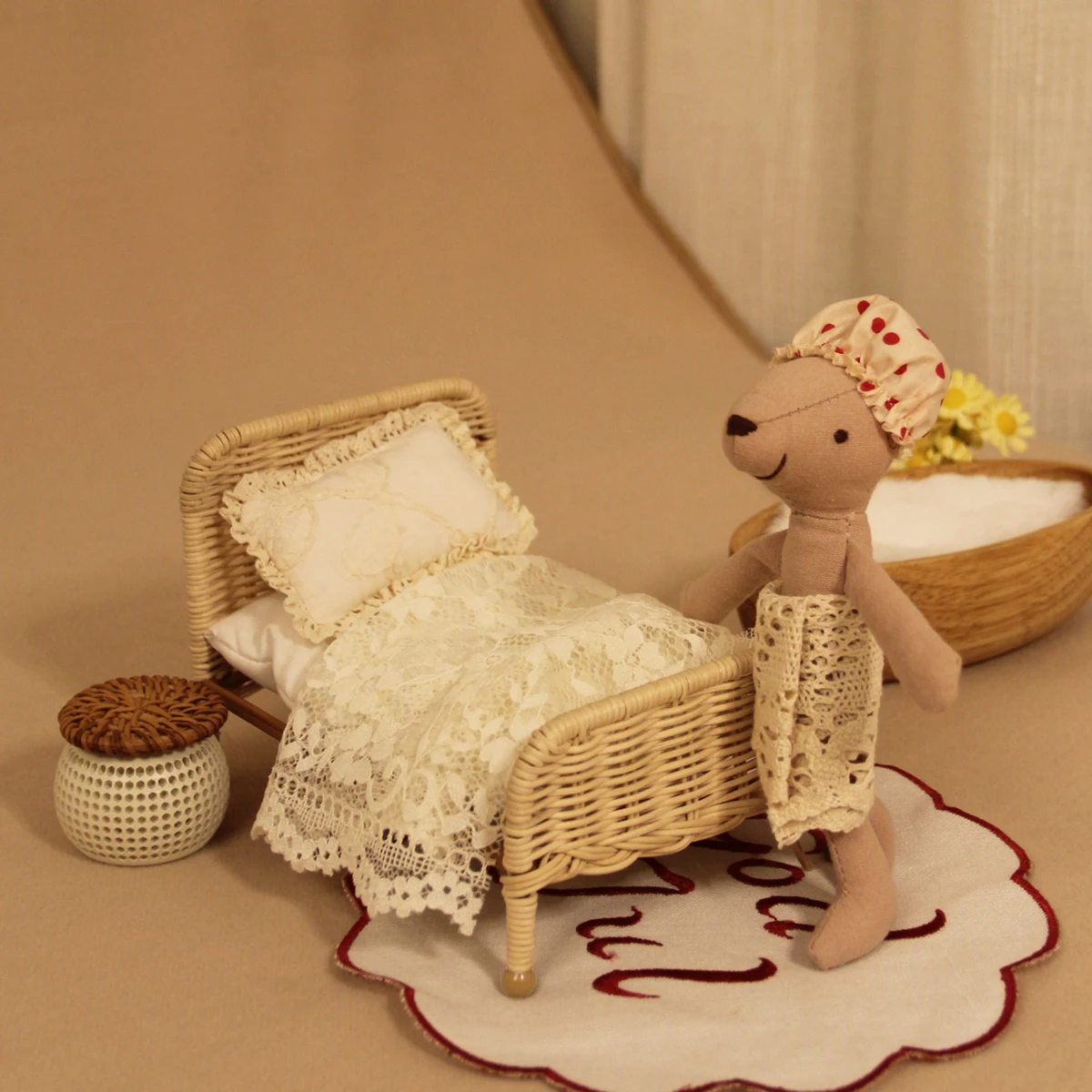 1:8-1:12 Miniature Furniture L-16Cm Light-Colored Rattan Bed with Bedding Suitable for Dollhouse Furniture Decoration
