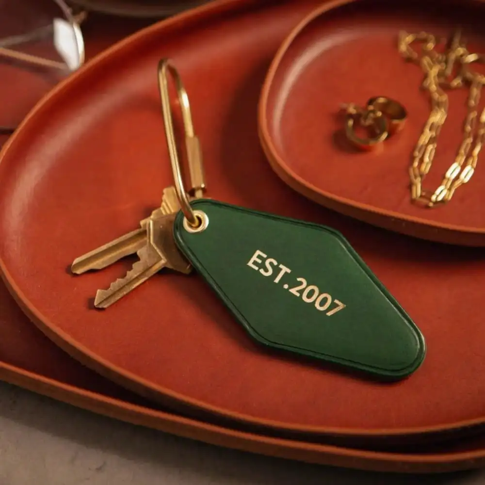 1 Stück Personalisierter PU-Leder Schlüsselanhänger mit Messing-Schlüsselring, Doppelseitiger Rhombus-Autoschlüsselring, Vatertags-Geschenk, Geschenk für Papa/Sohn – Detail 7