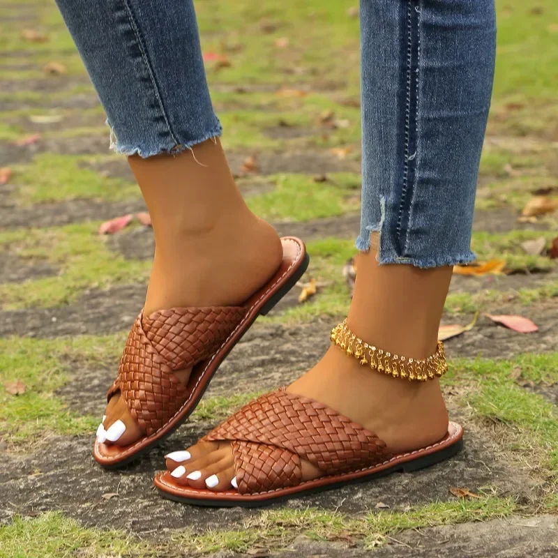 2025 رائجة البيع أحذية نسائية اللمحة تو المرأة النعال موضة حجم كبير النعال اليومية المرأة الصيف جولة تو نعال مسطحة