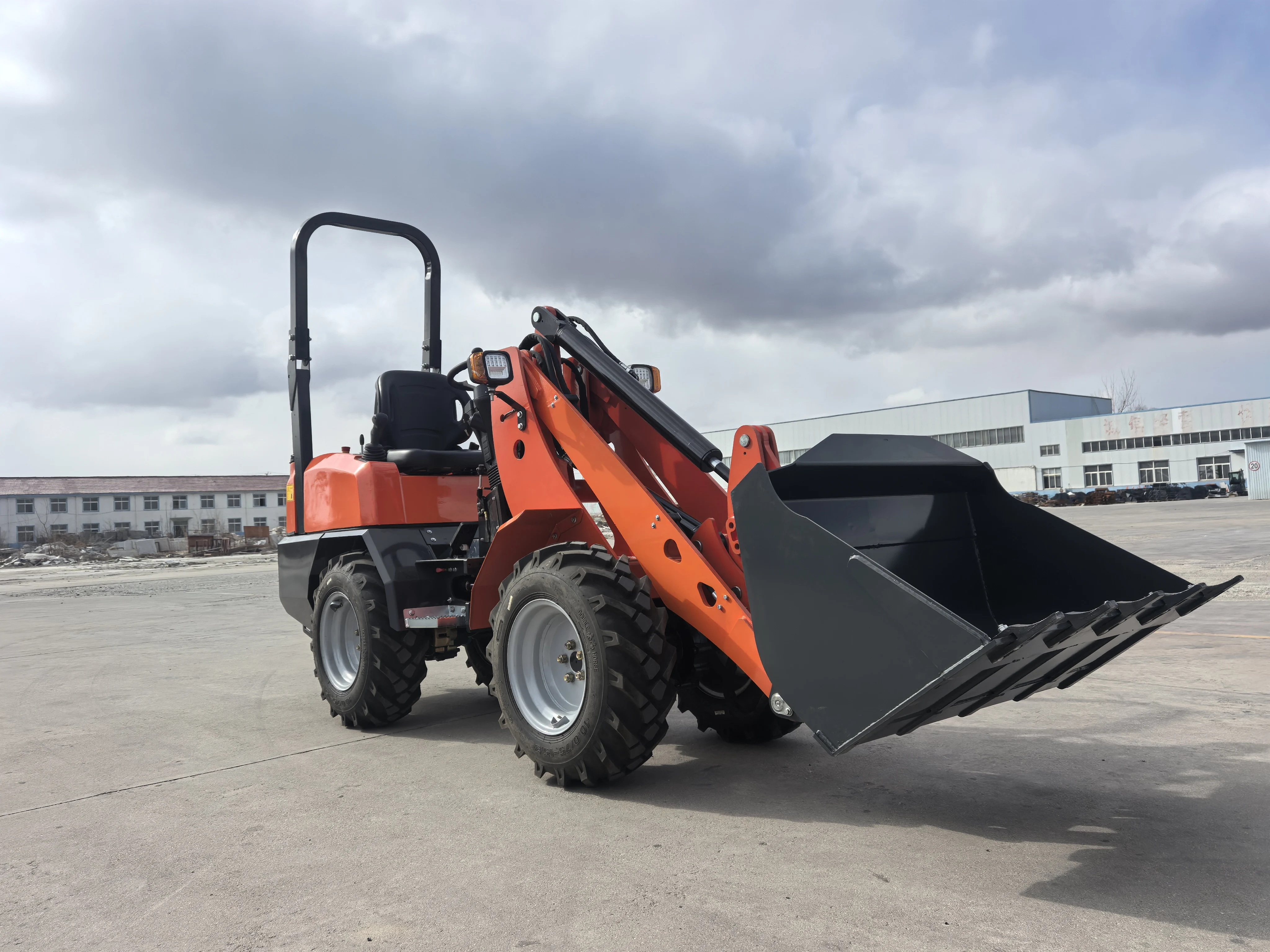 Mini-Lader 1000 kg Kostenloser Versand Frontlader 4×4 Räder Baggerlader All Terrain Skidsteel-Lader Kleiner Lader 4 Räder