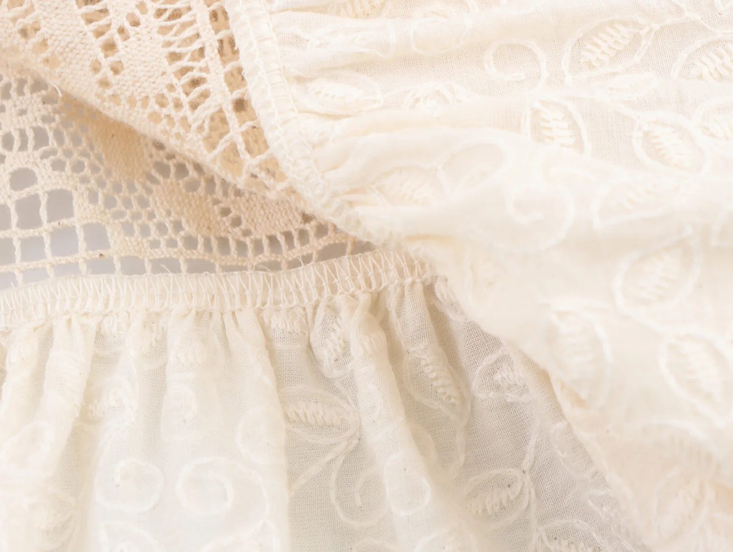 Damska francuska dzianinowa spódnica łączonej z beżową sukienką bez pleców z długim haftowanym paskiem z kokardą na lato 2025