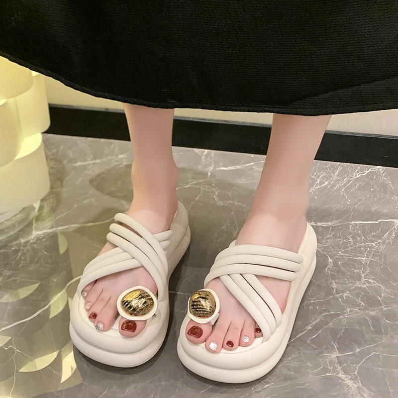 Slippers Casual Rubber Flip Flops Female Shoes Rivet Slides Platform Luxury Hawaiian 2024 Summer Fashion Slippers Women Summer R