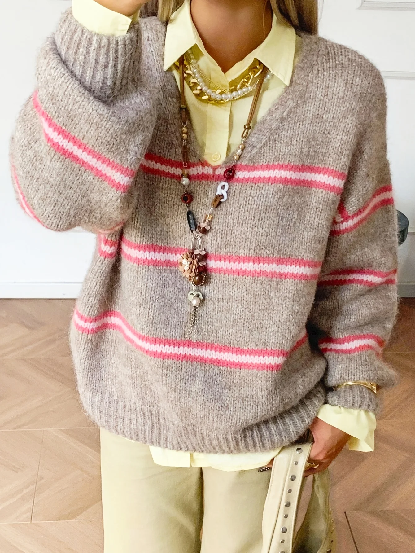 Picture 6: Women's casual loose striped V-neck long-sleeved knitted shirt, fashionable and casual style, autumn and winter style