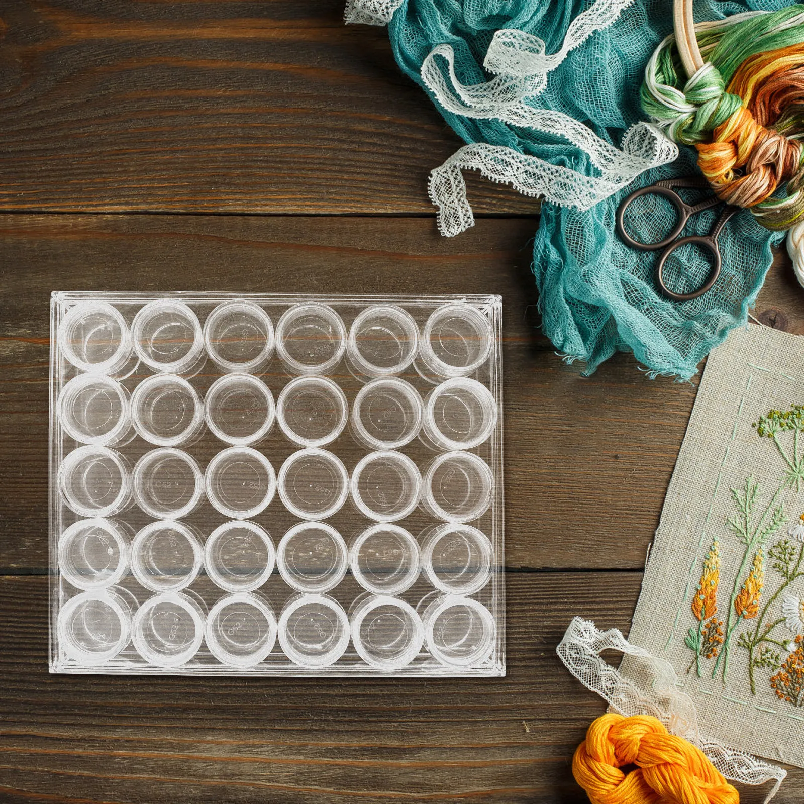 

Двусторонний пластиковый органайзер-контейнер с крышкой для хранения бисера, рукоделия и ювелирных принадлежностей