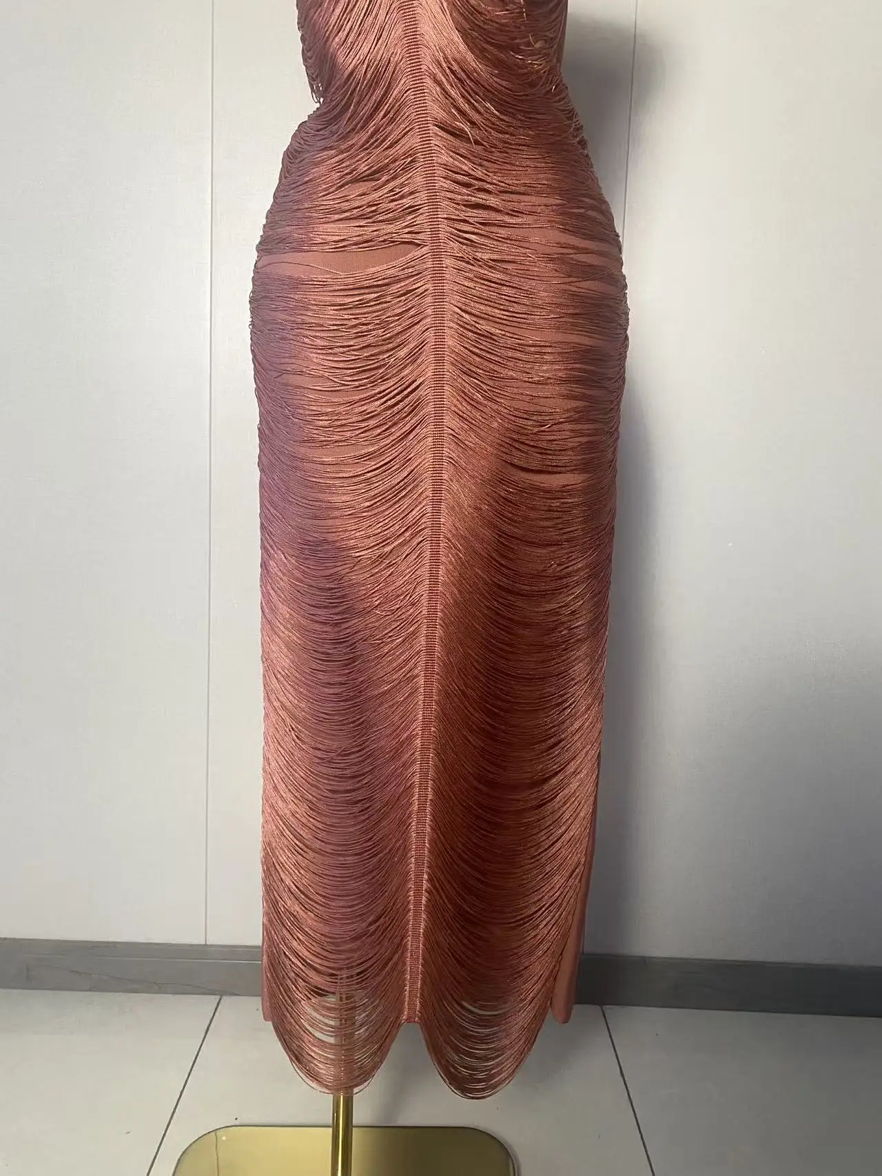 ชุดเดรสทรงบอดี้คอนสีน้ำตาลประดับพู่ห้อยคอแบบหรูหราสำหรับผู้หญิงปี 2025 ชุดเดรสออกงานกลางคืนสุดหรูสำหรับงานเลี้ยงวันเกิดปี 2025