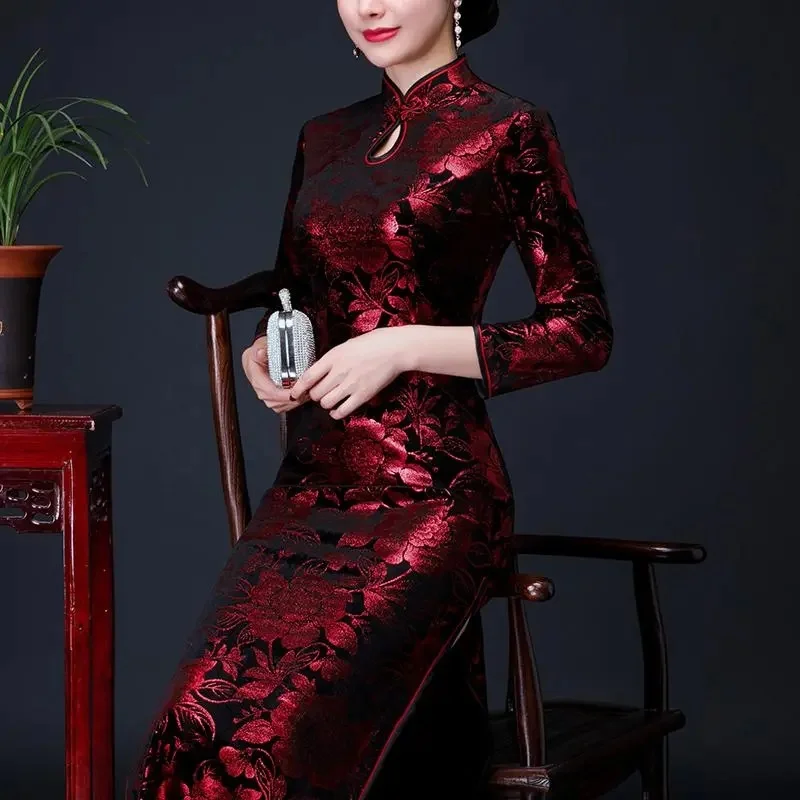 Primavera estate velluto oro Cheongsam abito lungo donna temperamento Slim rosso abiti da sera da sera madre velluto abiti M-6XL