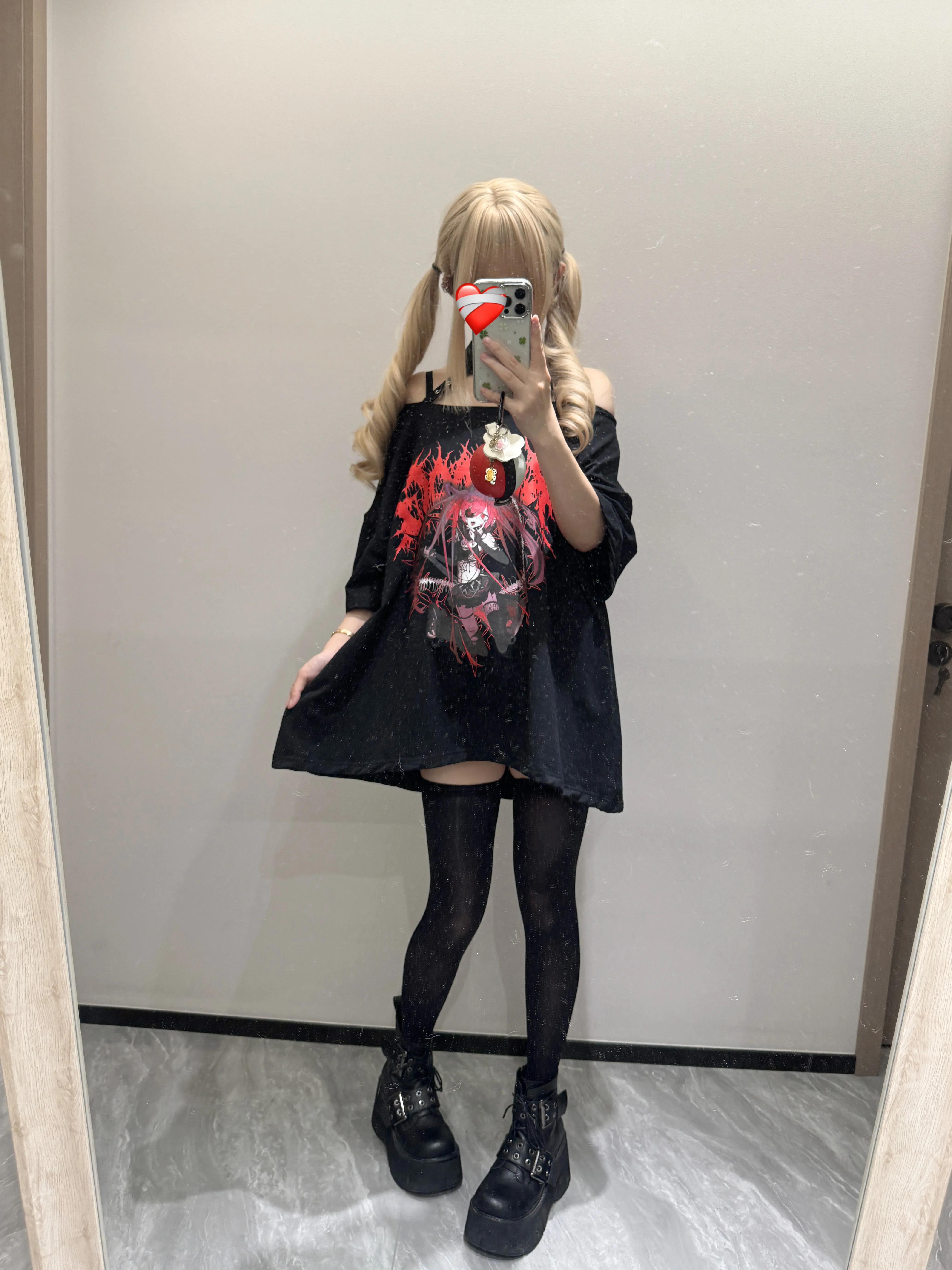 Subkultura Punk Top Lato 2025 Dziewczęca Słodka Fajny Top z Odkrytymi Ramionami na Szyję z Krzyżowym Chokerem Japoński Styl Anime Nadruk T-Shirt