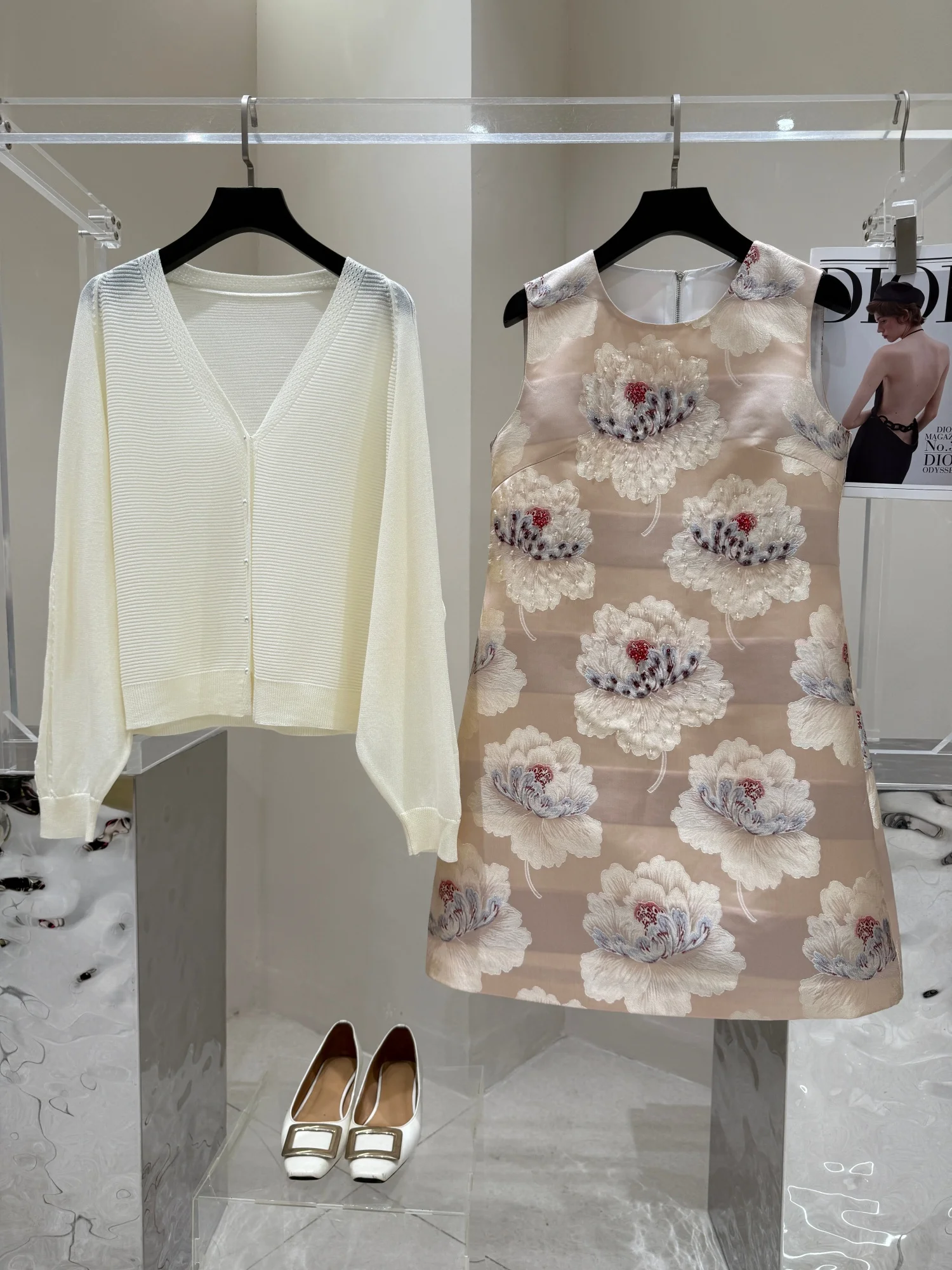 

Комплект из двух предметов: женский роскошный костюм с бриллиантовой отделкой и сложной вышивкой, коллекция Весна 2026, повседневная серия, маленький размер