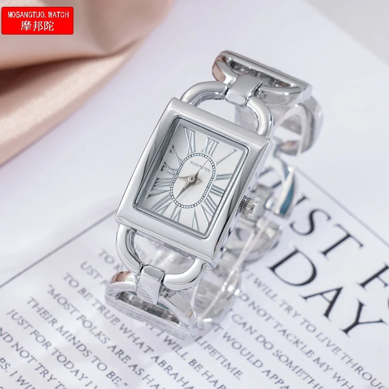 

MOBANGTUO rectangular ladies' watch, fashionable Roman face pig nose bracelet, quartz water-resistant wristwatch