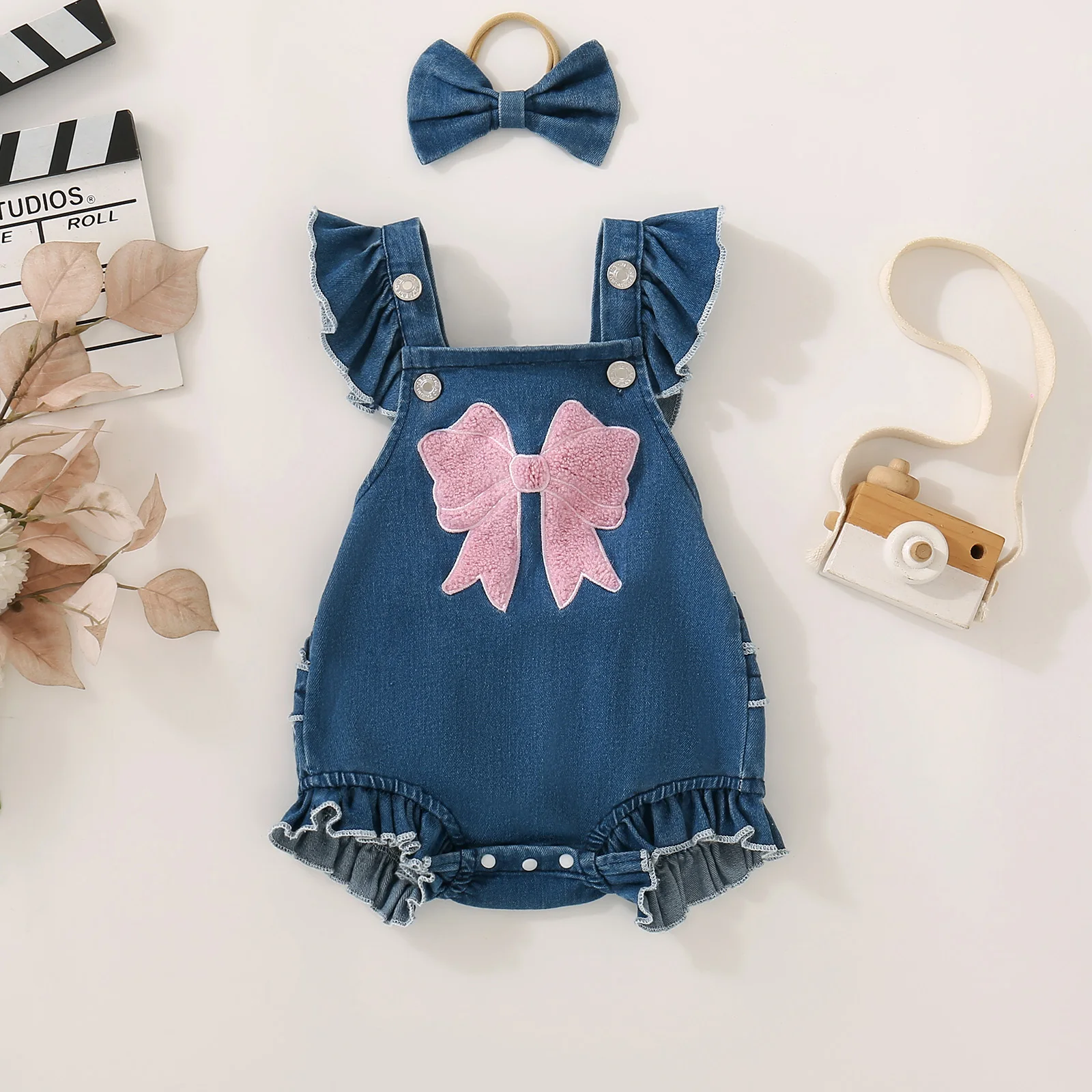 

Джинсовый комбинезон для девочек с розовой галстуком-бабочкой, вышивкой полотенца и летящими рукавами, милый детский наряд