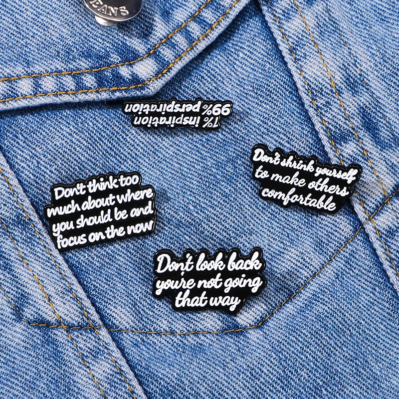 4 دبابيس من المينا ذات عبارة تحفيزية سوداء لا تنظر إلى الوراء، لن تذهب ذلك الطريقة، دبابيس طية صدر السترة على شكل حرف Admonition #1