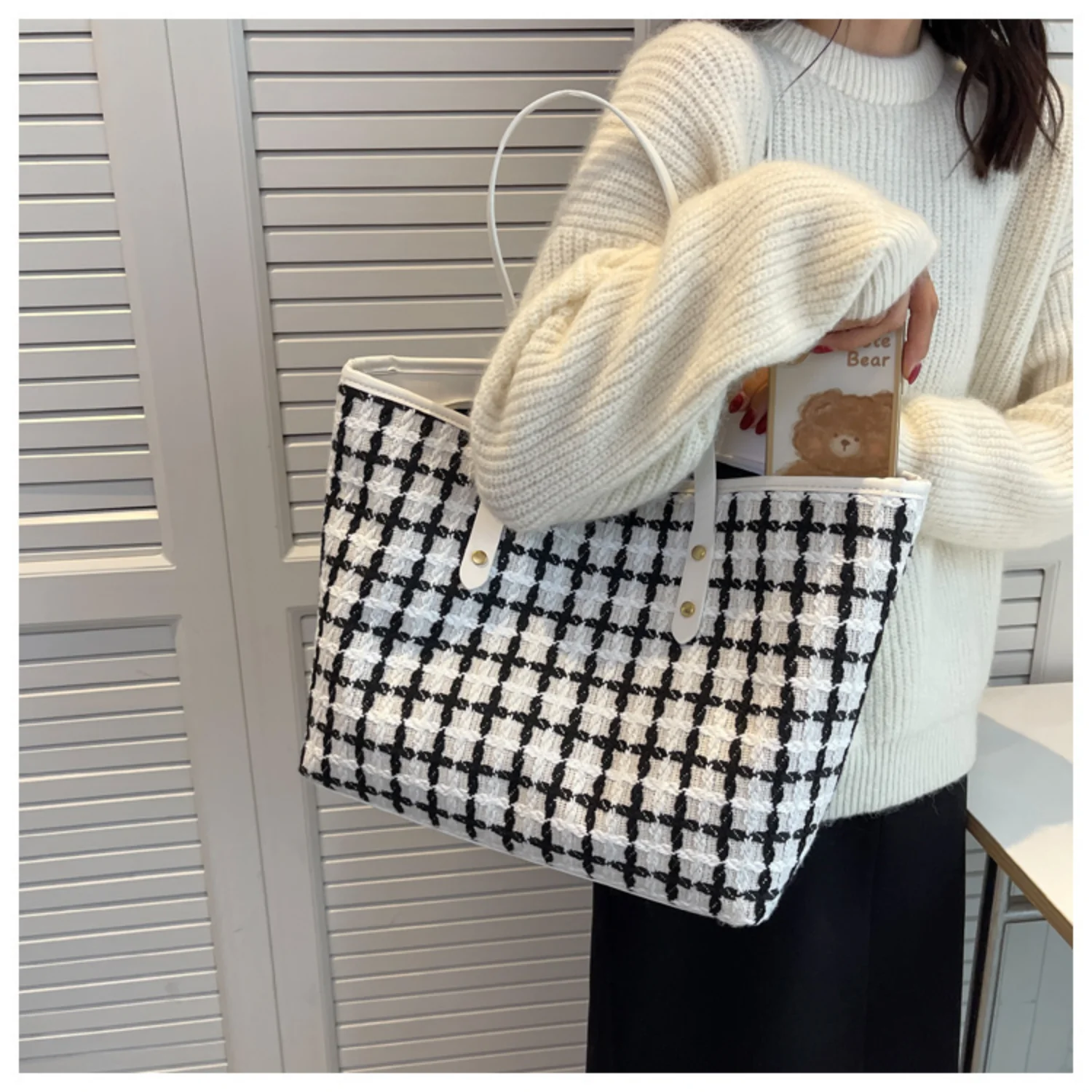 

Новая женская сумка-тоут 2026 года, черно-белая в клетку, плетеная, модная и повседневная, вместительная сумка через плечо, сумка для мамы