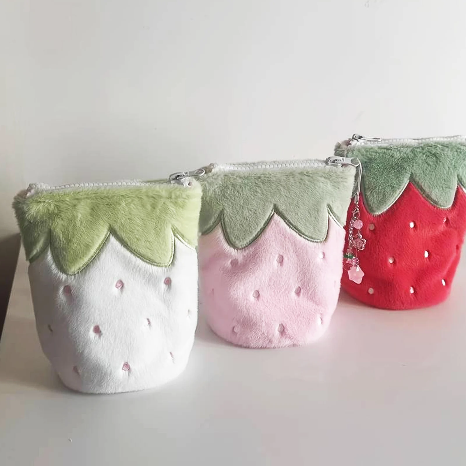 Estuche vertical para lápices estilo japonés vintage con diseño de fresa, diseño de felpa suave, disponible en rosa y rojo, diseño vertical que es estable y no se vuelve de lado, gran capacidad para guardar artículos de papelería, teléfonos móviles, cosméticos, artículos para hacer diarios y cámaras CCD de apuntar y disparar, resistente a golpes y arañazos, portátil y multiusos, dulce y lindo pero práctico, adecuado para el estudio diario, el trabajo de oficina y los viajes.