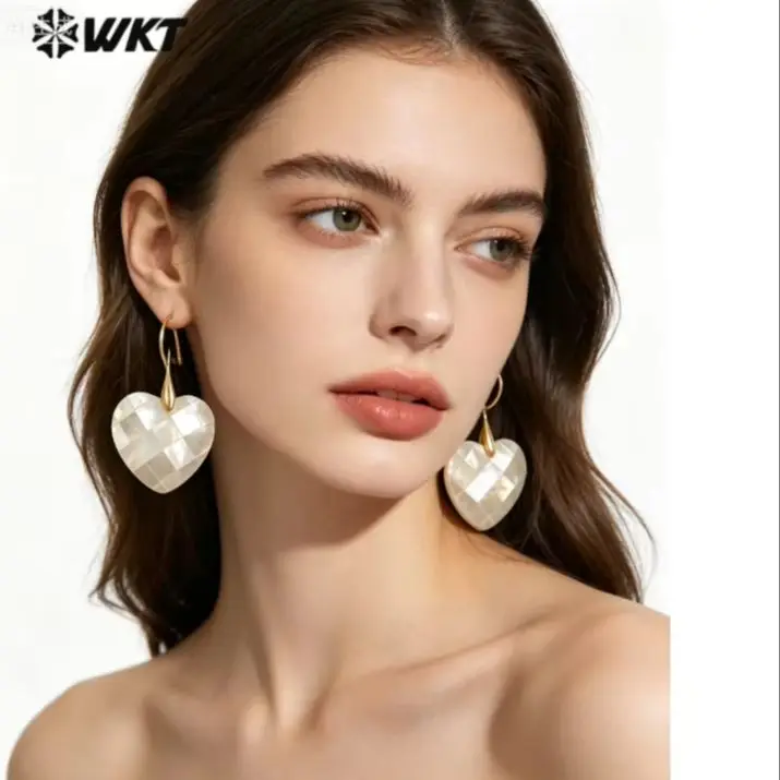 WT-MPE154 Hot-selling Exquisite Tiny  Luxury Shape Mother Of Pearl Shell Earring With Real Gold Plated For Women