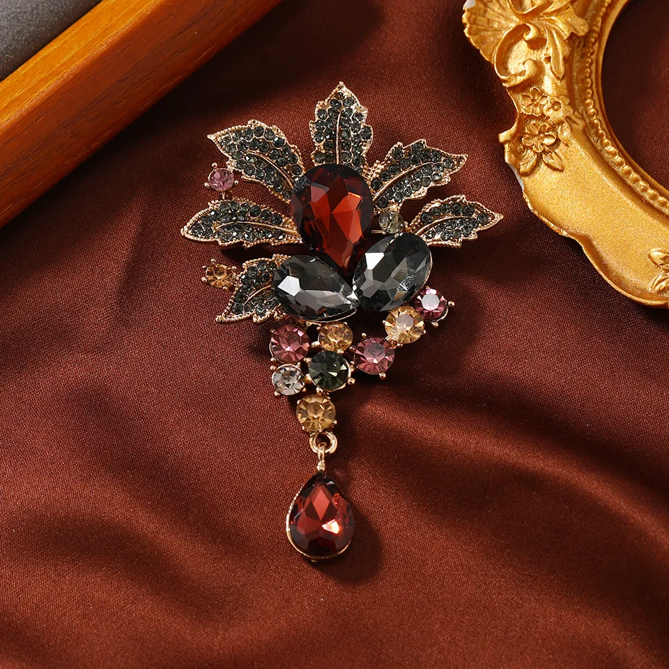 

Retro Baroque Palace Crystal Flower Brooches For Women Elegant Fashionable Rhinestone Flower Brooch Pins Luxury Jewelry Gifts