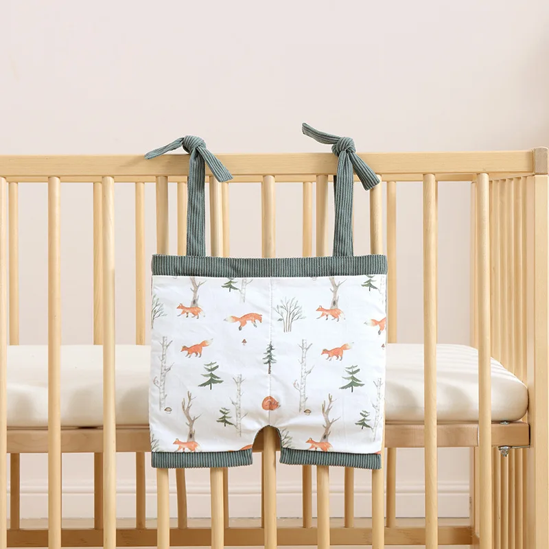 新しい漫画柄ベビーベッド吊り下げ収納バッグ、柔らかいコーデュロイ製ベビーベッドオーガナイザー、ベビーおむつ、哺乳瓶、おもちゃ用の複数のポケット付き