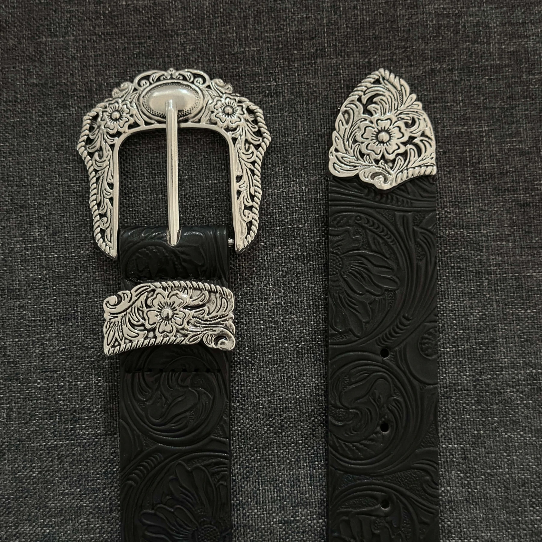 

Винтажный черный ремень с резьбой в западном стиле, металлическая текстура, стильный аксессуар, в стиле панк и хип-хоп, унисекс