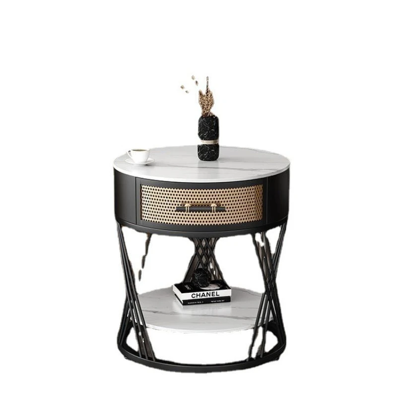 Soggiorno nordico lastra di roccia divano bordo pochi, comodino rotondo armadietto laterale, balcone con cassetti tavolino portaoggetti