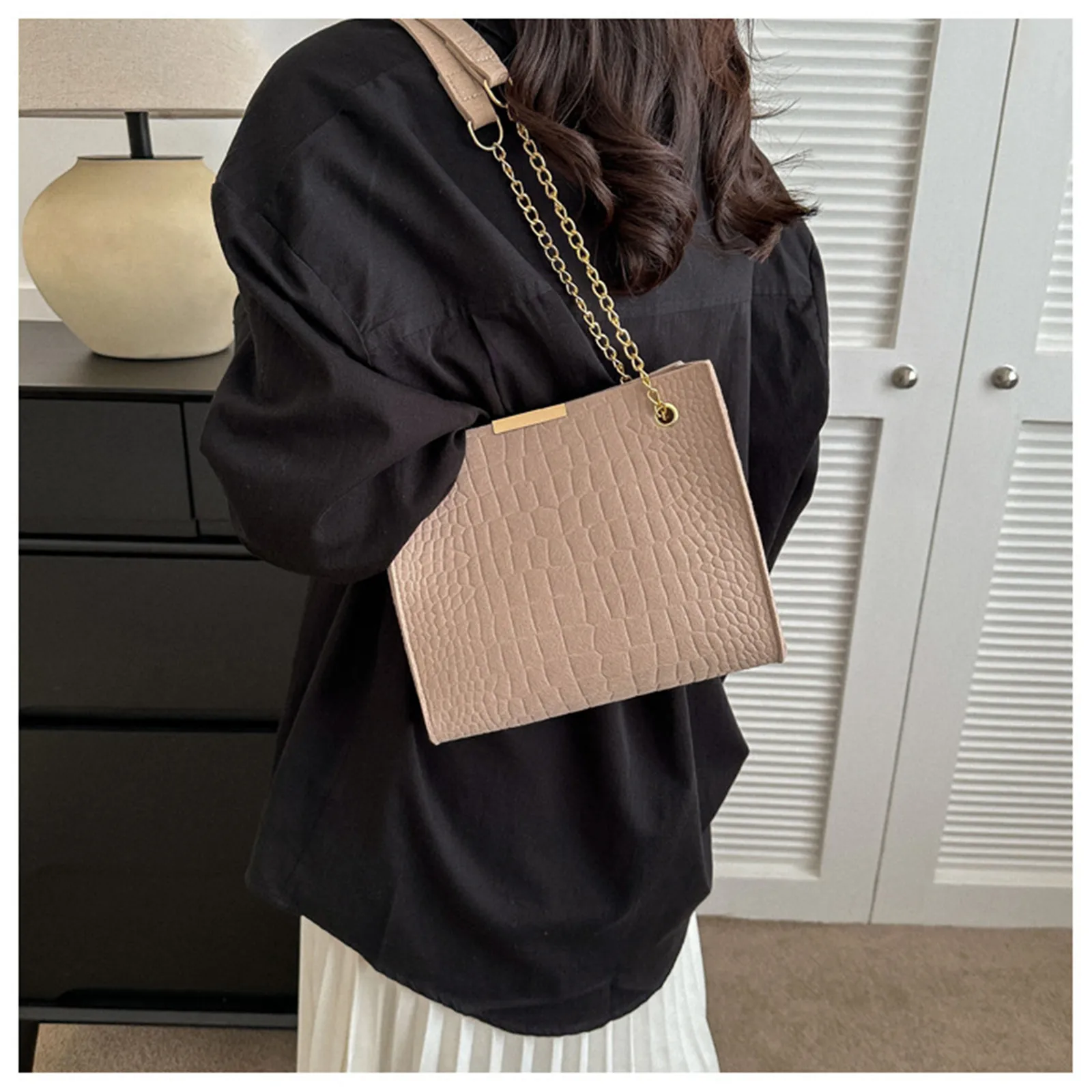 Chic Chain Handbag Versatile Crossbody Tote Trendy Chain Shoulder Bag Fashionable Tote Bag Chain Crossbody Casual Shoulder Bag