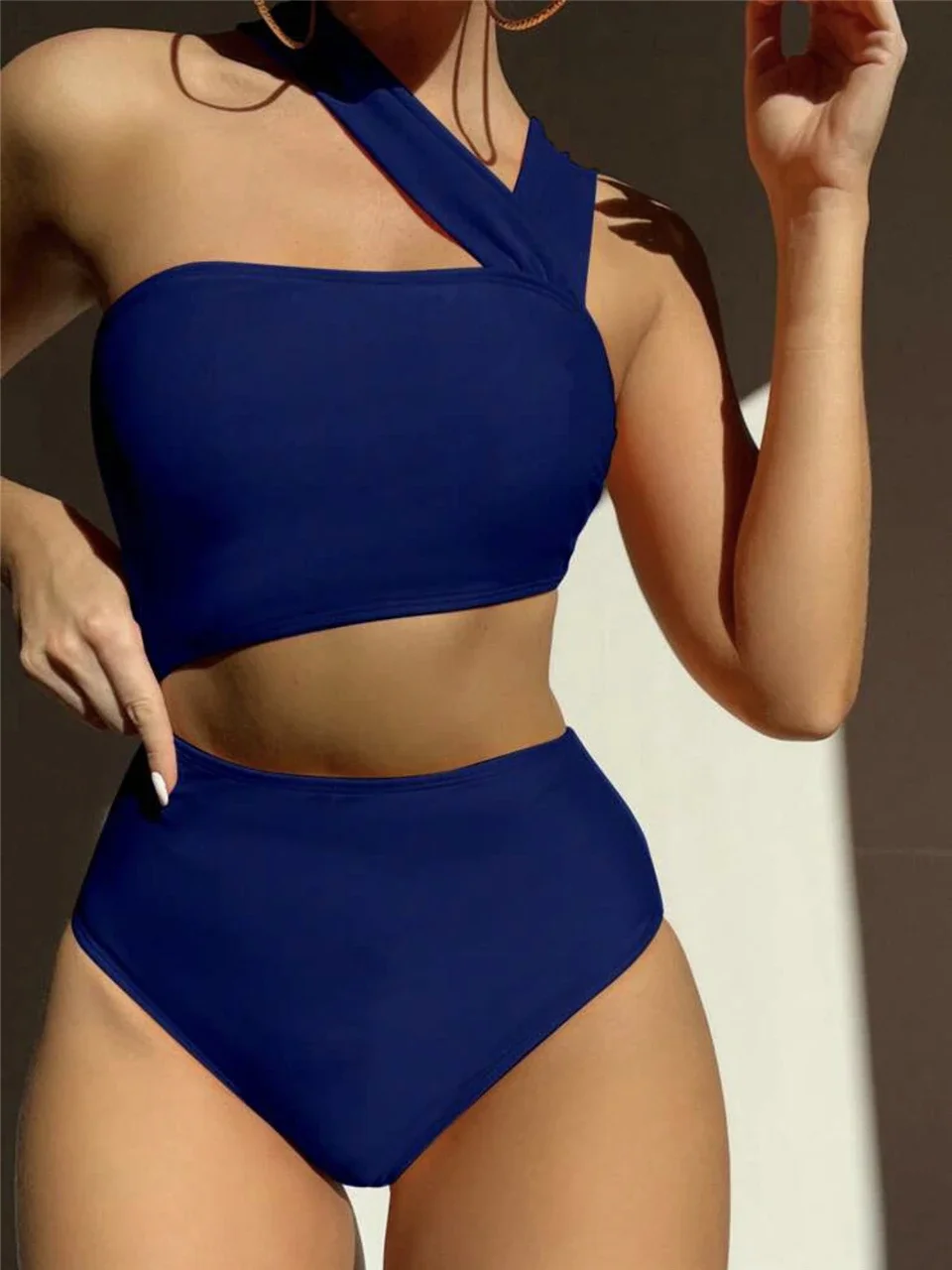 Une pièce solide découpé maillots de bain 2024 femmes licou côté maillots de bain baigneurs rembourré maillot de bain femme bain natation maillot de bain